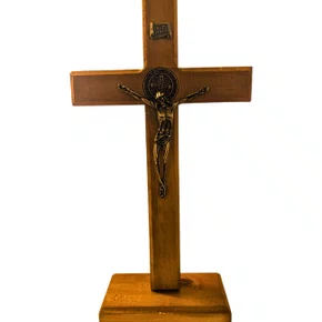 Crucifixo de Mesa com Cristo e Medalha de São Bento G (27cm)